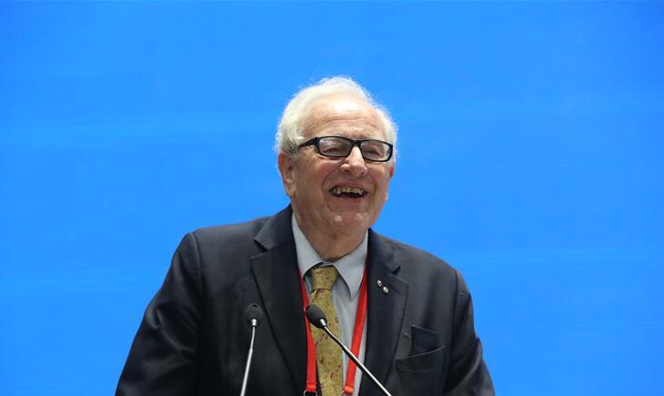人民日报社国际问题研究中心外国专家委员会委员代表、澳大利亚格里菲斯大学荣誉教授马克林在成立仪式上致辞。刘龙摄