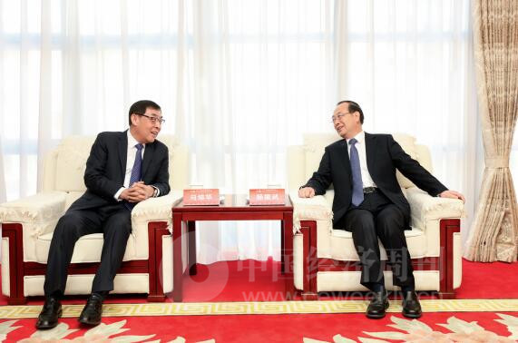 全国政协副主席马培华（左）与人民日报社社长杨振武亲切交谈（《中国经济周刊》首席摄影记者 肖翊 摄）