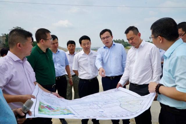 碧桂园集团党委副书记、集团副总裁朱剑敏、碧桂园广西区域总裁谢伟洲在田东县扶贫点实地调研