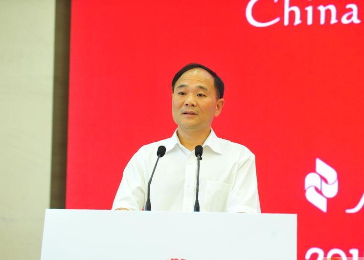 浙江吉利控股集团董事长李书福发表演讲