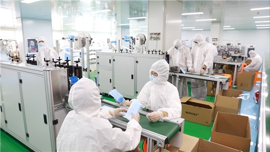 万事利丝绸的口罩无尘生产车间