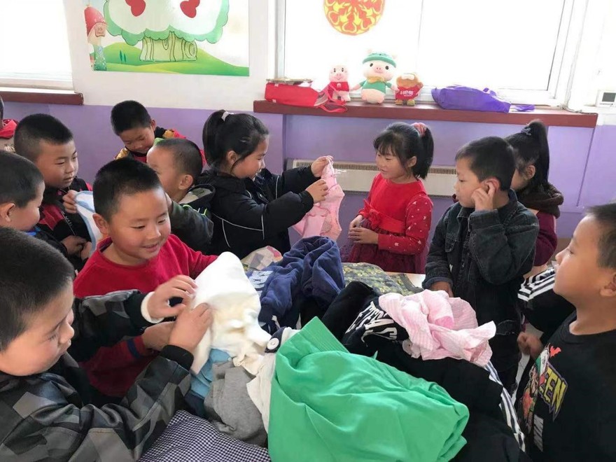 广告公司在滦平县两间房中心校开展帮扶活动