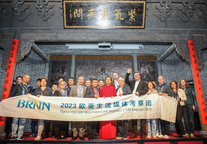 考察团成员与渭南市非物质文化遗产展示传习馆工作人员合影    