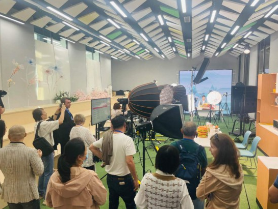 欧亚主流媒体考察团调研直播卖货。任飞帆 摄