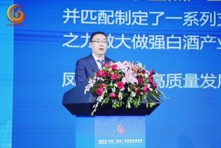 在“中国凤香型白酒传承与创新论坛”上，西凤集团党委书记、董事长张正进行讲话发言