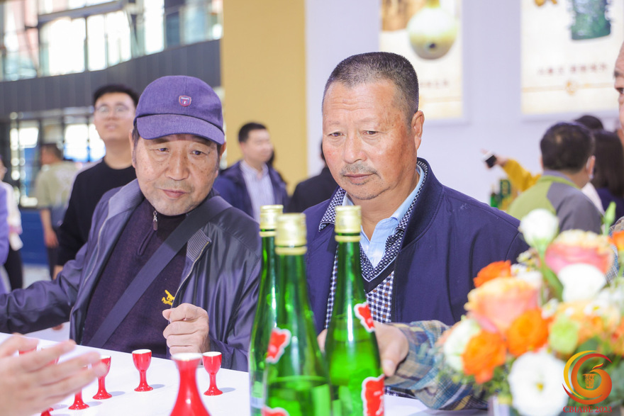 开幕式现场，市民品鉴西凤酒展馆酒品