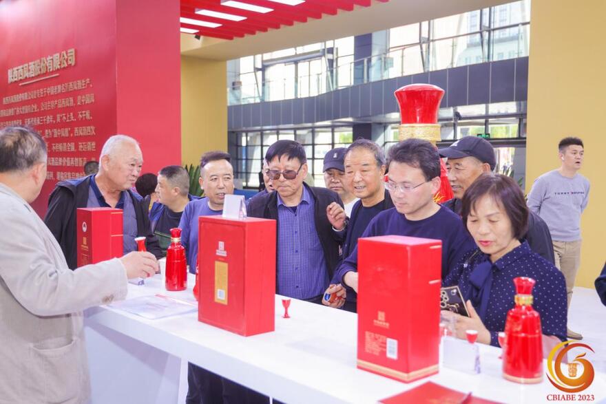 开幕式现场，市民品鉴西凤酒展馆陈列酒品