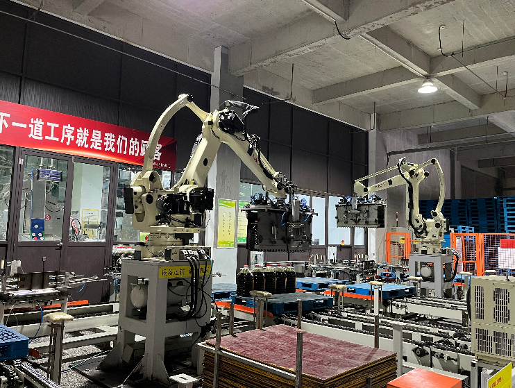 旋转关节式码垛机器人正在进行食用油码垛作业 本报记者李安琪 摄