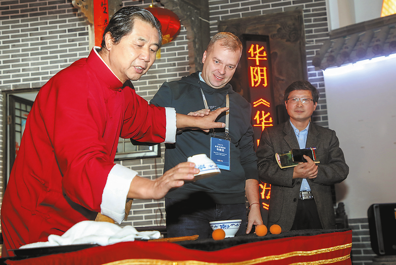 外媒记者近距离感受“华山戏法”的魅力   